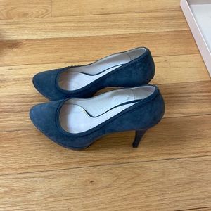 Prada pumps size 6 in great condition. With box.